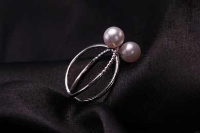 珍珠银饰戒指放在黑色的背景中