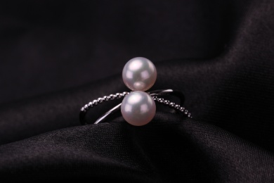 珍珠银饰戒指放在黑色的背景中