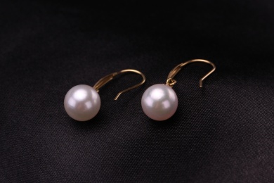 珍珠银饰耳环放在黑色的背景中