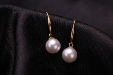 珍珠银饰耳环放在黑色的背景中