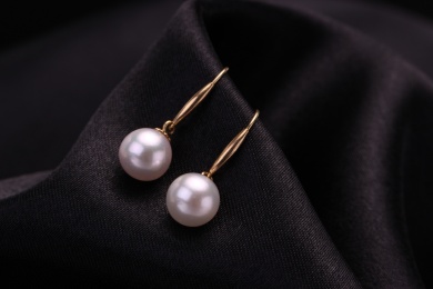 珍珠银饰耳环放在黑色的背景中