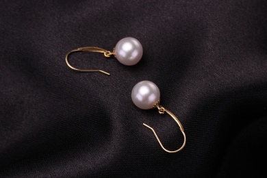 珍珠银饰耳环放在黑色的背景中