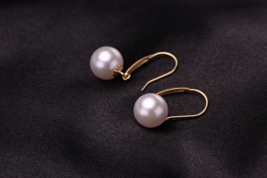 珍珠银饰耳环放在黑色的背景中