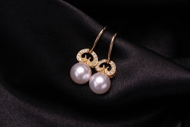 珍珠银饰耳环放在黑色的背景中