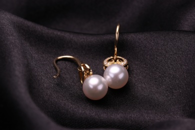 珍珠银饰耳环放在黑色的背景中