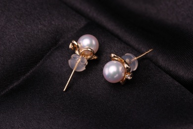 珍珠银饰耳环放在黑色的背景中