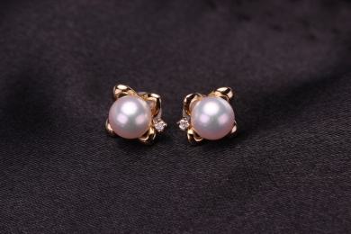 珍珠银饰耳环放在黑色的背景中