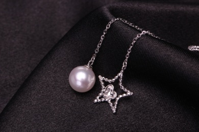 珍珠银饰耳环放在黑色的背景中