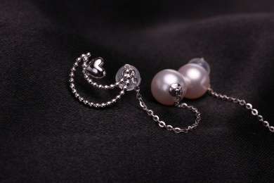 珍珠银饰首饰放在黑色的背景中