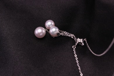 珍珠银饰首饰放在黑色的背景中