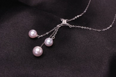 珍珠银饰首饰放在黑色的背景中