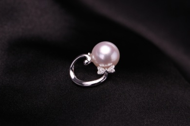 珍珠银饰耳环放在黑色的背景中