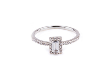 银饰首饰放在白背景中