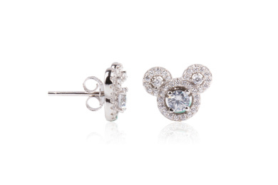 银饰首饰放在白背景中