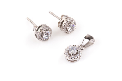 银饰首饰放在白背景中