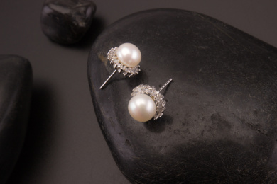 珍珠银饰耳环放在黑色的背景中