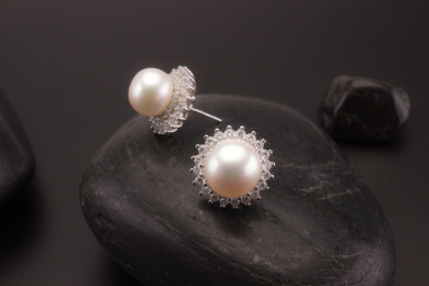 珍珠银饰耳环放在黑色的背景中