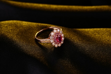 红宝石钻戒在深色的环境中