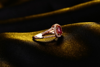 红宝石钻戒在深色的环境中
