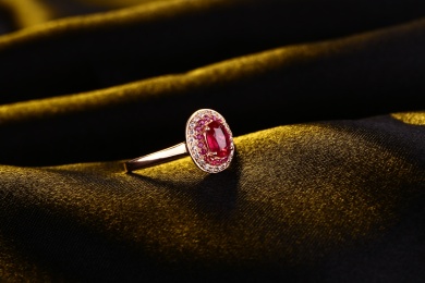 红宝石钻戒在深色的环境中