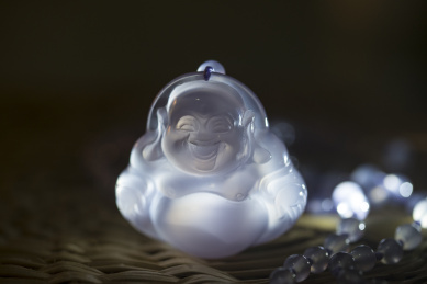 逆光下的玉雕弥勒佛