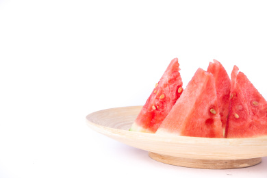 特写竹盘上的四片西瓜