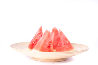 特写竹盘上的四片西瓜