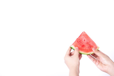 特写双手举着半片西瓜