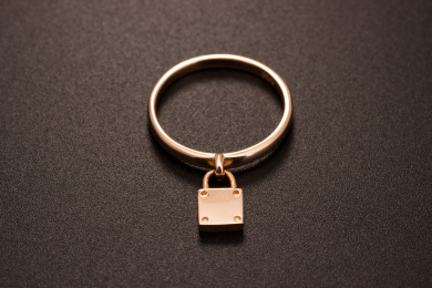 18K金戒指在深色的背景中