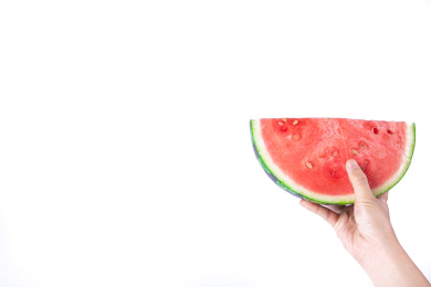 特写女性手托举着半片西瓜