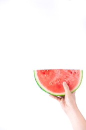 特写女性手托举着半片西瓜