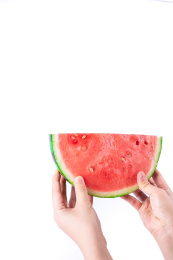 特写双手举着半片西瓜