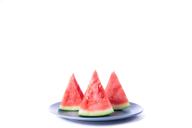 特写放在瓷盘上的片状西瓜