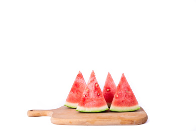 特写放在木板上的四片西瓜