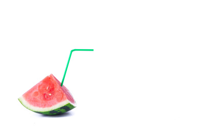 特写背景分离一根绿色吸管插在小片西瓜上