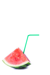 特写背景分离一根绿色吸管插在小片西瓜上
