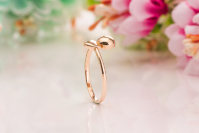 18K金戒指在浅色的背景中