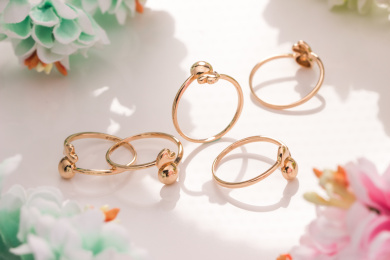 18K金戒指在浅色的背景中