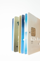 多张银行卡叠放在一起