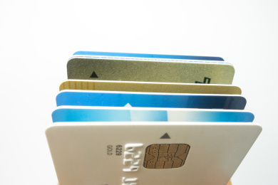 多张银行卡叠放在一起