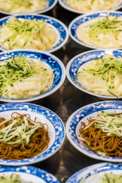 美味的陕西西安美食传统小吃凉皮和荞麦面