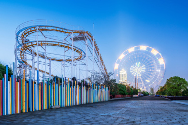 游乐园里的过山车和摩天轮