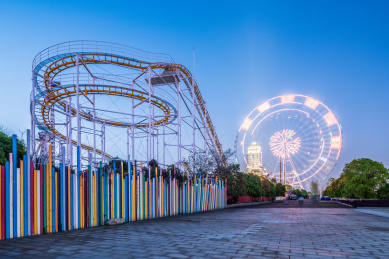 游乐园里的过山车和摩天轮