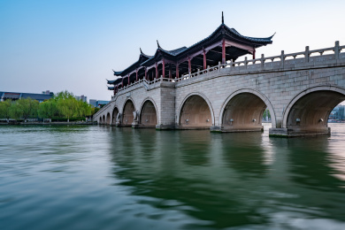 中国江苏苏州金鸡湖李公堤上的凌云桥
