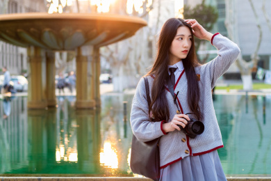 拿相机拍照的漂亮女生