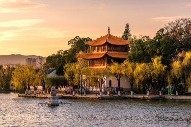 傍晚的云南昆明大观楼公园风光