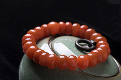 颜色鲜艳的南红手串