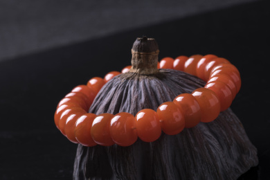 颜色鲜艳的南红手串