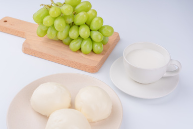 青提与牛奶面包在白色的背景上