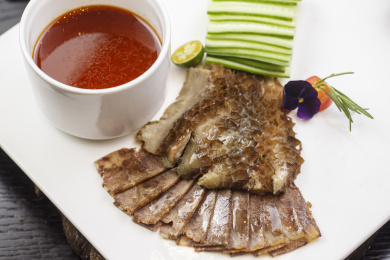 卤水猪肚香肠拼配以作菜黄瓜丝